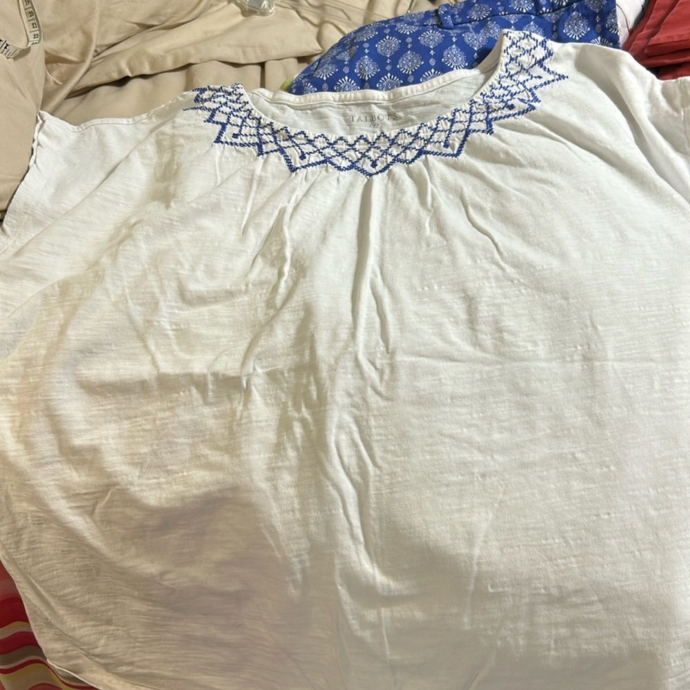 Talbots tee with embroidered neck sz XL